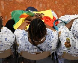 Peregrinos do Senegal e crismados da Itália encontram o Papa na Audiência Geral