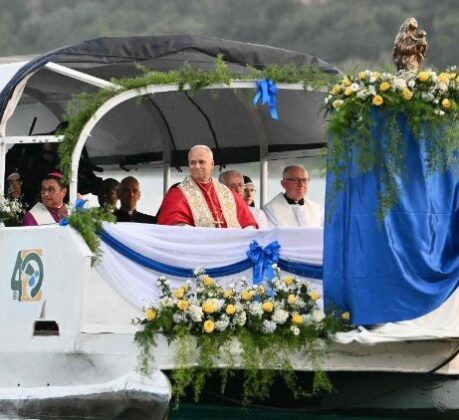 Entre a margem e o horizonte, a barca de Pedro atravessa o Lago Albano com Maria