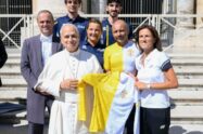 Equipe da Athletica Vaticana: ao Papa, uma raquete e uma camiseta de ciclismo