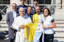 Equipe da Athletica Vaticana: ao Papa, uma raquete e uma camiseta de ciclismo