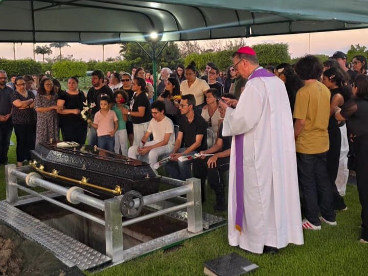 Dom Edilson Soares participa de missa exequial da jornalista Márcia Marques