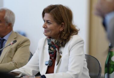 Síria: única mulher entre os ministros segue os passos de seu “mentor” jesuíta