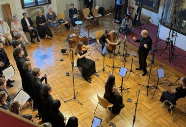 Dois violinos, e Mozart está de novo aqui