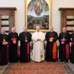 Papa com bispos do Uruguai, em véspera de viagem à América Latina em novembro