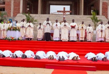 Angola: Diocese de Viana celebra São Francisco com 18 ordenações